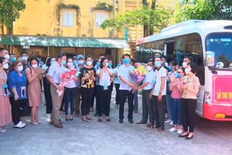 Lãnh đạo Sở Y tế Hà Nam tặng hoa đoàn cán bộ y bác sĩ lên đường hỗ trợ TP Hồ Chí Minh chống dịch.