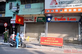 Một khu vực bị phong tỏa tại phố Nguyễn Công Trứ, Hà Nội. Ảnh: DUY LINH