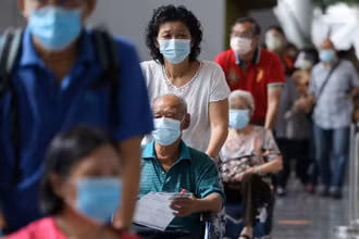 Người dân chờ tiêm vaccine ngừa Covid-19 tại trung tâm tiêm chủng ở Kuala Lumpur, Malaysia. (Ảnh: Reuters)