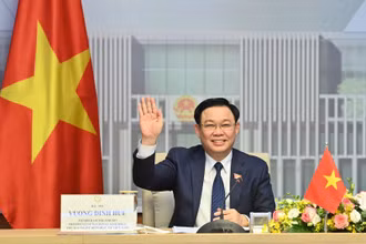 Chủ tịch Quốc hội Vương Đình Huệ vẫy tay chào Chủ tịch Quốc hội Singapore.