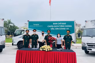 PGS, TS Dương Thị Hồng, Phó Viện trưởng Viện Vệ sinh dịch tễ Trung ương chứng kiến buổi bàn giao xe lạnh chuyên dụng vận chuyển vaccine cho Quân khu 3.