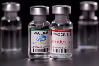Vaccine ngừa Covid-19 của Pfizer-BioNTech và Moderna sử dụng công nghệ mRNA. Ảnh: Reuters.