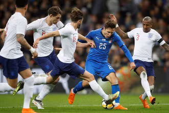 Tình huống Federico Chiesa bị phạm lỗi dẫn đến quả penaly cho tuyển Italia trong trận giao hữu với chủ nhà Anh trên sân Wembley tháng 3/2018. (Ảnh: Action Images/Reuters)