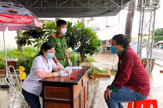 Thực hiện khai báo y tế tại các chốt vào khu dân cư của tỉnh Sóc Trăng.