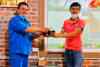 Anh Lê Quang Lâm trao trả lại tài sản cho anh Vũ Văn Vương.