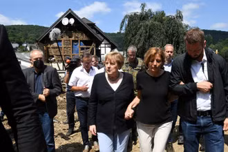 Thủ tướng Đức Angela Merkel có mặt tại làng Schuld. (Ảnh: Reuters)