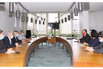 Bí thư toàn quốc Đảng Cộng sản Pháp Fabien Roussel tiếp Đại sứ Việt Nam tại Pháp Đinh Toàn Thắng.