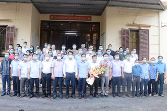 Lãnh đạo tỉnh Thanh Hóa tặng hoa, chụp ảnh với đoàn cán bộ, nhân viên y tế tăng cường cho các tỉnh phía nam.