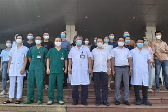 Đoàn cán bộ y tế Bệnh viện Bệnh Nhiệt đới Trung ương lên đường hỗ trợ cho TP Hồ Chí Minh sáng nay. (Ảnh: BVCC)