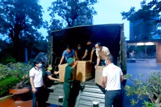 Cán bộ, phóng viên Báo Nghệ An bốc hàng lên xe hỗ trợ người dân 2 bản La Ngan, Lưu Tiến.