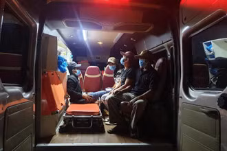 Đội SOS Chữ thập đỏ Phú Yên vượt chặng đường đi về hơn gần 500km trong đêm, hỗ trợ các ngư dân gặp khó khăn về nhà an toàn. 