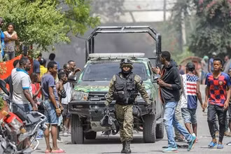 Cảnh sát áp giải nghi phạm sát hại Tổng thống Haiti Jovenel Moise tại Port au Prince, ngày 8/7/2021. (Ảnh: AFP/TTXVN)