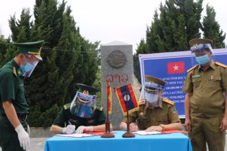 Ký kết biên bản trao 100 triệu kíp Lào của công an bốn tỉnh Bắc Lào ủng hộ lực lượng vũ trang tỉnh Điện Biên và Lai Châu.