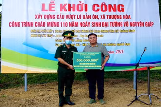 Đại diện nhà tài trợ trao kinh phí xây dựng cầu vượt lũ vào vùng đồng bào Rục.