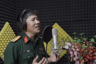 NSƯT Tiến Lâm thể hiện ca khúc Tiếng gọi Việt Nam.