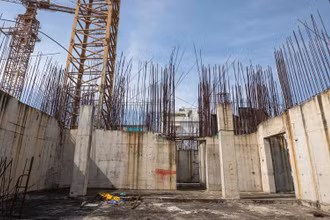 Chung cư 926 Võ Văn Kiệt hoang phế vì vướng pháp lý.