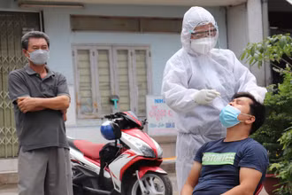 Lấy mẫu xét nghiệm SARS-CoV-2 cho người dân ở Đồng Nai.