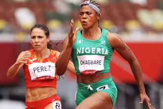 Nữ vận động viên Blessing Okagbare (phải) dính doping và bị trục xuất khỏi Olympic 2020. (Ảnh: AFP)