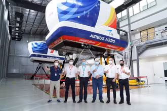 Ông Lương Thế Phúc (Phó Tổng Giám đốc phụ trách đào tạo của Vietjet), ông William Tauzin (Giám đốc AVTC), Cơ trưởng Jean-Philippe Rousseau (Trưởng phòng Huấn luyện bay AVTC), ông Trần Hữu Quốc (Giám đốc VJAA) cùng các học viên đào tạo chuyển loại A320.
