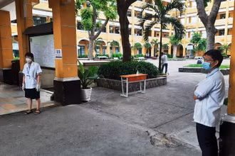 Lực lượng y tế làm nhiệm vụ tại điểm thi Trường THPT Trưng Vương sáng 7/7, quận 1.