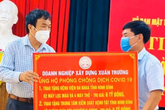 Đại diện doanh nghiệp Xuân Trường trao tặng máy thở và máy lọc máu.
