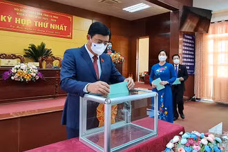 Các đại biểu HĐND tỉnh Cà Mau khoá X bỏ phiếu bầu các chức danh chủ chốt HĐND và UBND tỉnh.