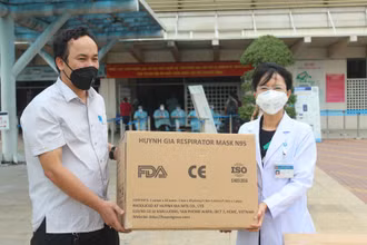 Đại diện Văn phòng Báo Nhân Dân tại Đồng Nai trao khẩu trang N95 cho Bệnh viện đa khoa Đồng Nai.