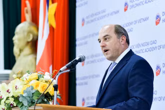 Bộ trưởng Quốc phòng Vương quốc Anh Robert Ben Lobban Wallace phát biểu tại HVNG (Ảnh: BNG)