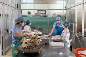 Nhân viên Khoa Dinh dưỡng - Bệnh viên đa khoa tỉnh Kon Tum chuẩn bị các suất ăn từ thiện.