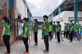 Công nhân Công ty TNHH Chang Shin xếp hàng chờ lấy mẫu xét nghiệm tầm soát sau khi phát hiện ca bệnh trong doanh nghiệp.