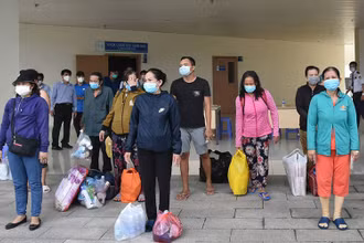 17 bệnh nhân được xuất viện chiều 26/7. (Ảnh: KHÔI NGUYỄN)