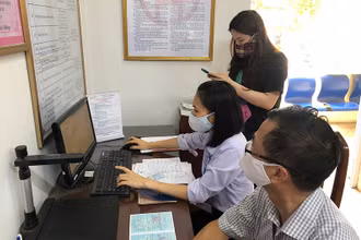 Cán bộ phường Ngọc Lâm (quận Long Biên, Hà Nội) hỗ trợ công dân thực hiện dịch vụ công trực tuyến trên mạng internet. (Ảnh: ĐĂNG ANH)