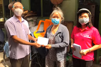  Cán bộ quận Bình Thạnh đến tận nhà chi trả hỗ trợ cho lao động tự do (Ảnh: Quý Hiền).