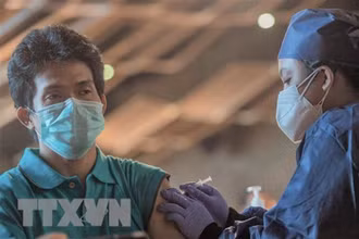 Nhân viên y tế tiêm vaccine phòng Covid-19 cho người dân tại Jakarta, Indonesia, ngày 23/7/2021. (Ảnh: THX/TTXVN)