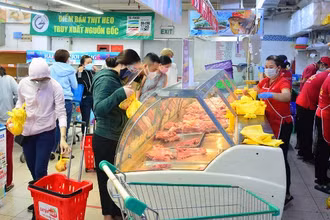 Người dân mua thực phẩm tươi sống tại một siêu thị của SATRA trong ngày 7/7.