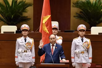 Chủ tịch nước Nguyễn Xuân Phúc thực hiện nghi lễ tuyên thệ nhậm chức, sáng 26/7. Ảnh: DUY LINH