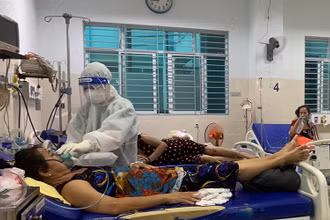 Điều dưỡng Hoàng Thị Diễm chăm sóc cho người bệnh tại Bệnh viện đa khoa Gò Vấp.