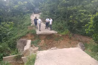 Lũ ống ngày 22/4 vừa qua, một đoạn đường ở xóm Chiểm, xã Quân Chu bị “đứt”, đến nay chưa khắc phục được.