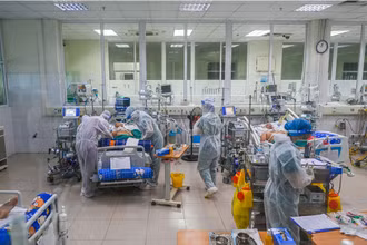Các bác sĩ cấp cứu bệnh nhân nặng tại Khoa Hồi sức tích cực, Bệnh viện Nhiệt đới Trung ương. Ảnh: Bộ Y tế.