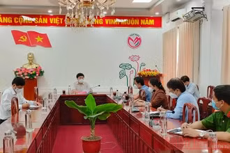 Bí thư Tỉnh ủy Đồng Tháp Lê Quốc Phong kiểm tra công tác phòng, chống dịch bệnh Covid-19 ở huyện Tháp Mười.