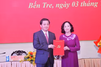 Đồng chí Trương Thị Mai Trao quyết định cho tân Bí thư Tỉnh ủy Bến Tre.