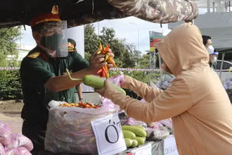 Đại tá Trần Văn Trai trao qua cho người dân nghèo khu vực biên giới, thị xã Kiến Tường, Long An.
