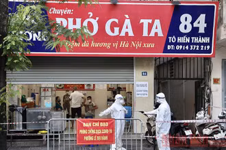 Khu vực bị phong toả trên phố Tô Hiến Thành. (Ảnh: DUY LINH)