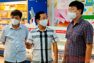 Bí thư Tỉnh ủy Đồng Tháp Lê Quốc Phong (bìa phải) kiểm tra công tác phòng, chống dịch Covid-19 tại siêu thị Co.opmart Sa Đéc.