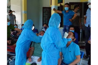 Lực lượng CDC tỉnh Quảng Bình lấy mẫu xét nghiệm cho các trường hợp tiếp xúc gần ca bệnh.