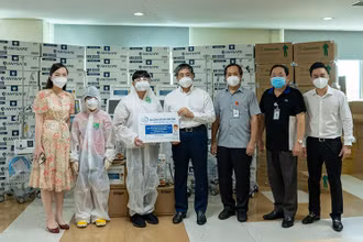 Hoạ sĩ Xèo Chu trao thiết bị y tế cho đại diện Bệnh viện Đại học Y dược TP Hồ Chí Minh chiều 21/7 (nguồn: Bệnh viện Đại học Y dược TP Hồ Chí Minh)