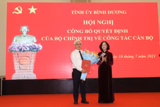 Đồng chí Trương Thị Mai trao quyết định và chúc mừng đồng chí Nguyễn Văn Lợi nhận chức vụ Bí thư Tỉnh ủy Bình Dương.