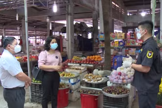 Đoàn kiểm tra liên ngành của Sở Công thương đi kiểm tra việc phòng chống dịch  Covid - 19 tại chợ truyền thống Gò Đen, Bến Lức, Long An.
