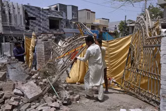 Hiện trường một vụ đánh bom tại Lahore, Pakistan, tháng 6-2021. (Ảnh: AP)