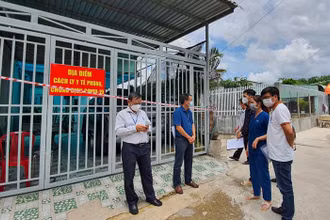 Tổ Thường trực đặc biệt của Bộ Y tế kiểm tra, hướng dẫn cách ly F1 tại nhà, xã Lai Hưng, huyện Bàu Bàng, tỉnh Bình Dương. (Ảnh: Bộ Y tế)